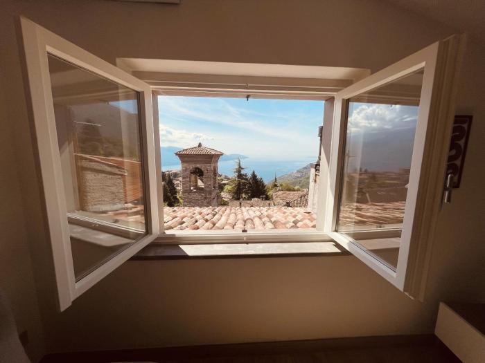 La finestra sul Lago by Theater Home
