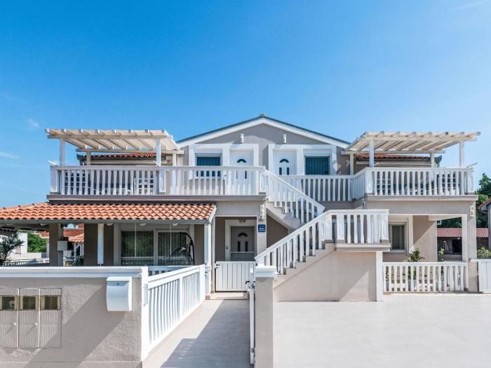Apartment Tena Orange mit Parkplatz- Terrasse und BBQ by Interhome