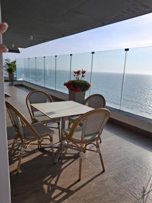 Morros Luxury Beachfront Infinity Pool