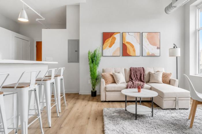 Spacious 2 Bedroom 2 Bath Suite with Queen Beds Free Parking 2 TVs