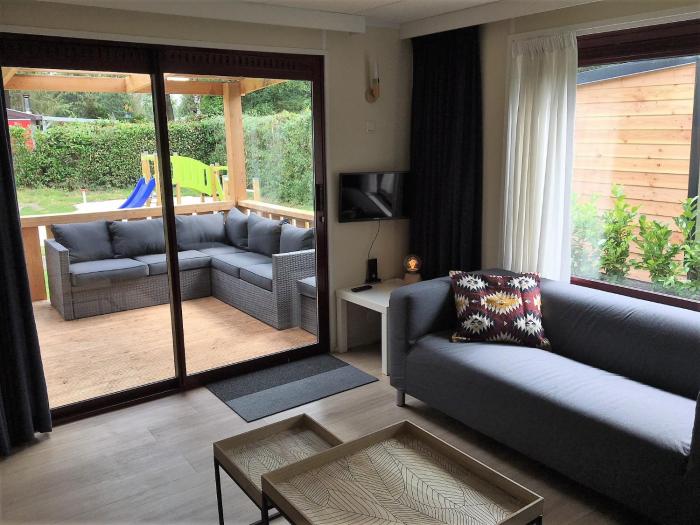 Chalet met Veranda en whirlpool gelegen in NP Drents Friese Wold, camping met zwembad 71