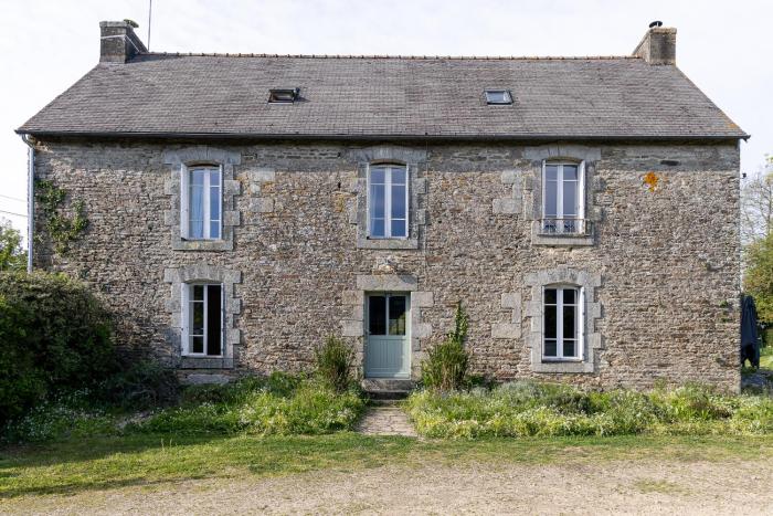 Grande maison 20 min plage, 14 personnes, 5 SDB, literie grand confort