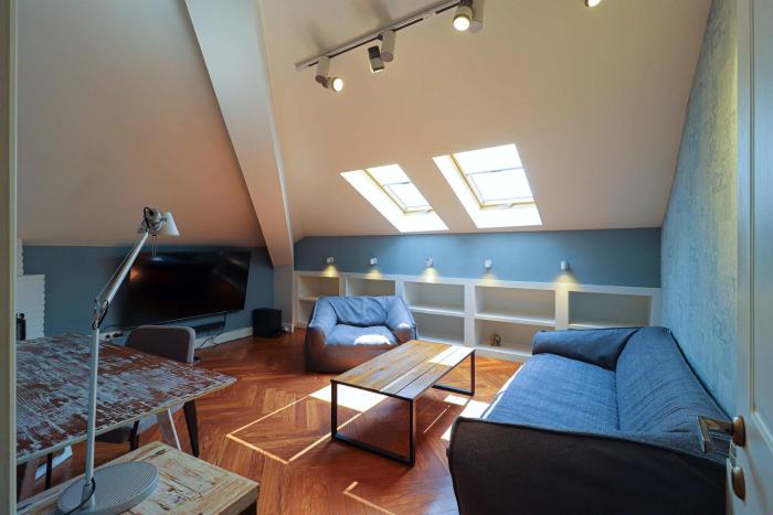 Attic 3BR - Skylights & Workspace - Vera - Wehost