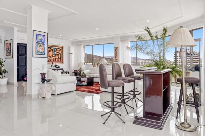 3BR Sky Oasis Penthouse with City Views Parking Country Club Zone
