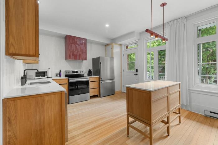 Quebec City 2 bedrooms AC Parking Wow!