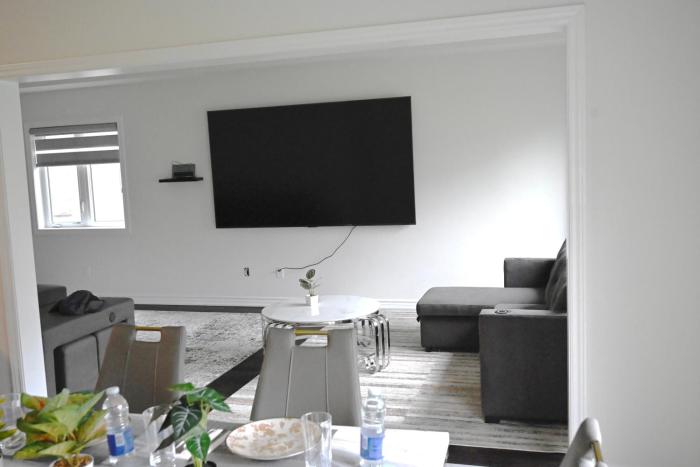 Entire 4 BR Detached Home,4 Beds plus 2 Sofa Bed, Sleeps 10, Close to Niagara Falls and Niagara on the Lake