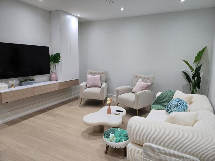 Brand New Spacious Suite with Kitchen and Laundry