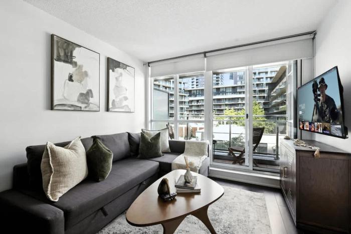 CityPlace Skyline Retreat Sleeps 5 w Patio