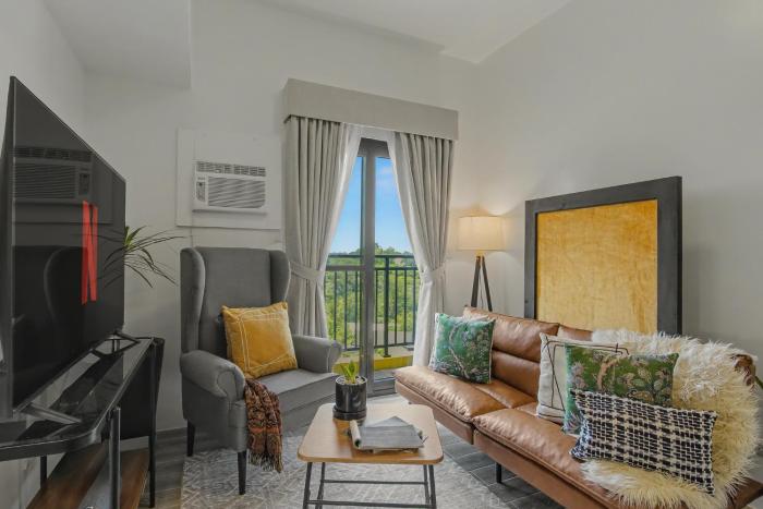 Luxury Condo King Bed Balcony Nature View