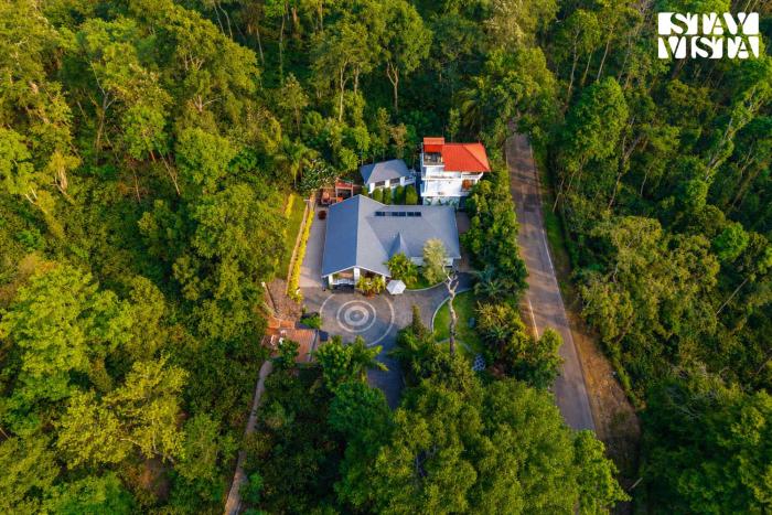 The Haven Grandeur - Luxury Villa in Coorg with Breakfast