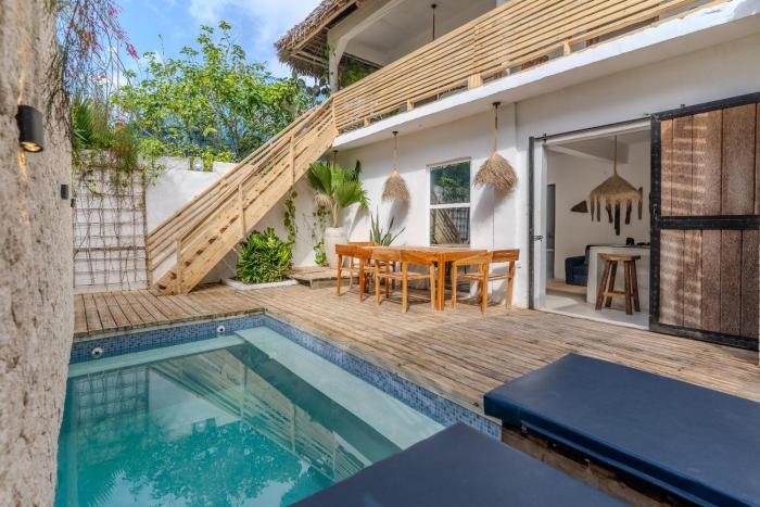 Private 4 Bedroom Villa & Pool Prime location Paje Beach Zanzibar 90m to beach shops bars restaurants AC WIFI TV Backup power