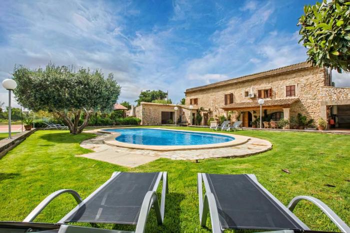 Beautiful Finca Ca SHomo in Tranquil Village