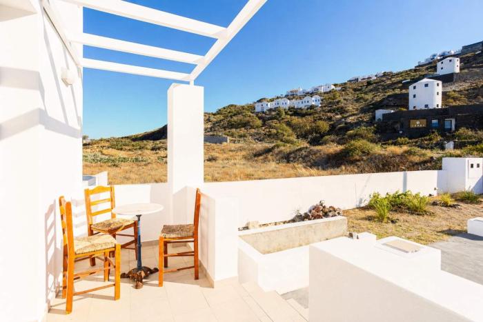 Santorinis Welcoming Getaway - Blissful & Homely