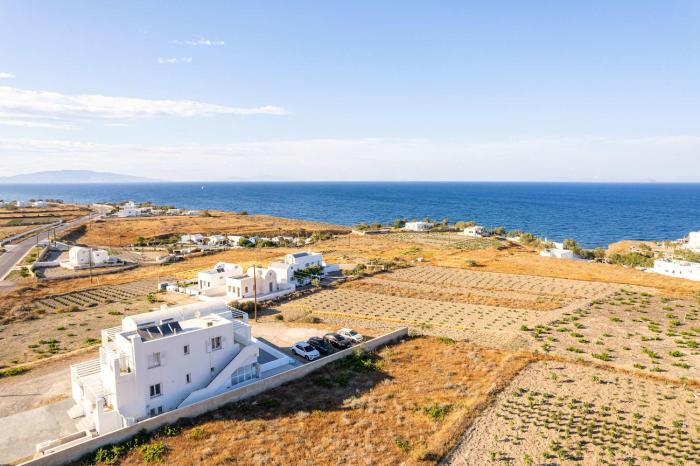 Santorinis Welcoming Getaway - Blissful & Homely