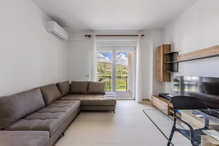 Waterfront Cozy Apartment 1BR with Free Parking by PikHost