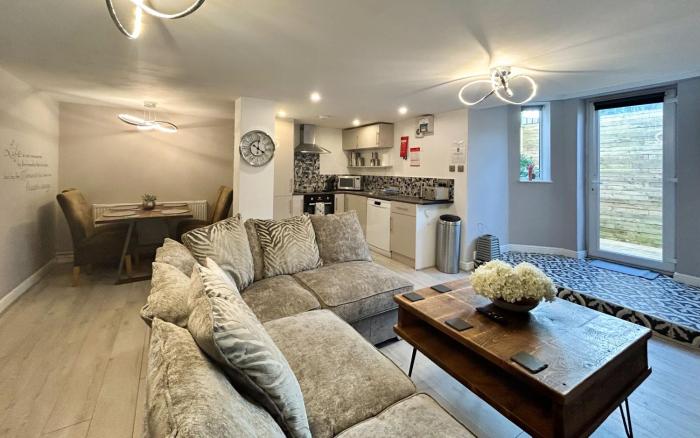 Hillhouse Hideaway