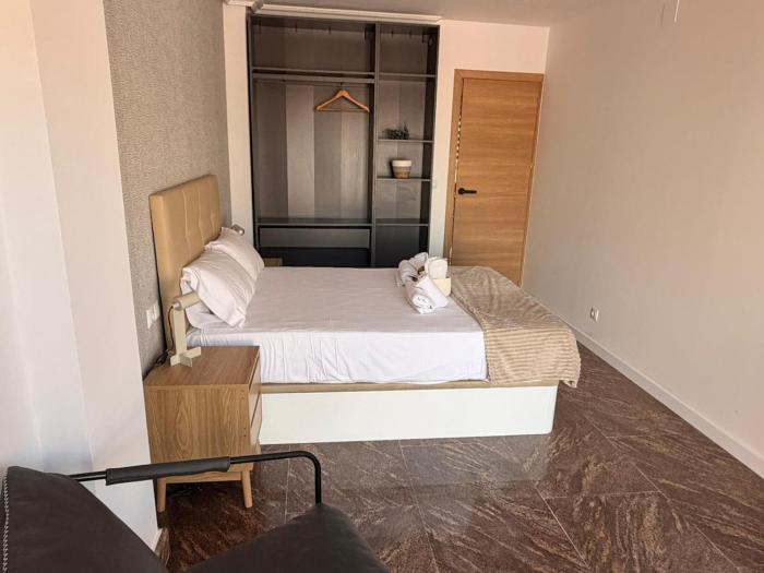 Chic room with balcony near Alicante center