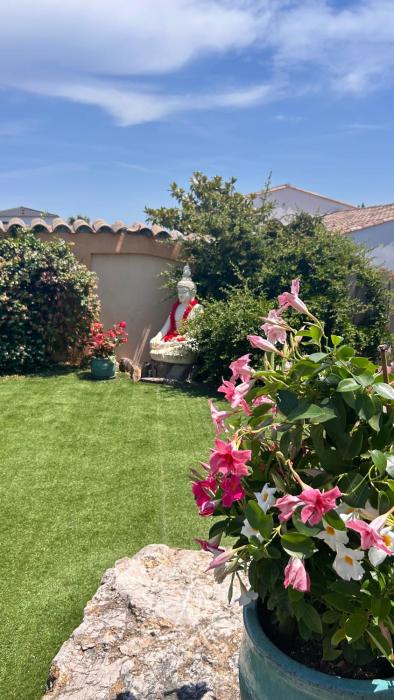 2 hébergements - 10 couchages - parking, piscine, jacuzzi - convivialité
