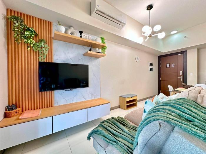 1BR executive unit in Uptown Parksuites BGC