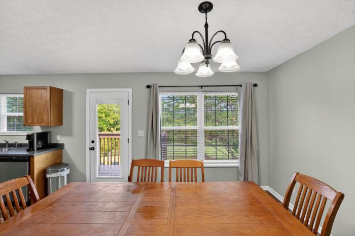 Sun-Kissed River Retreat- Three bedroom Three bathroom