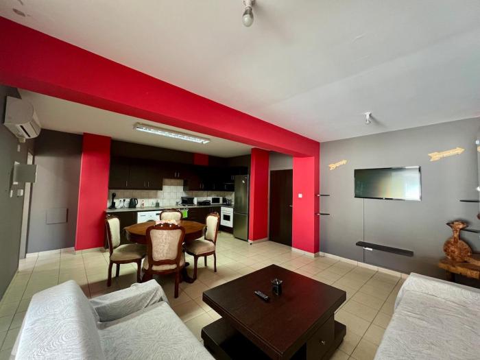 Spacious 2-BR Apt, Close to the Beach