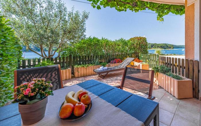 Sunshine Apartment Medulin , seafront terrace, free parking & pet friendly