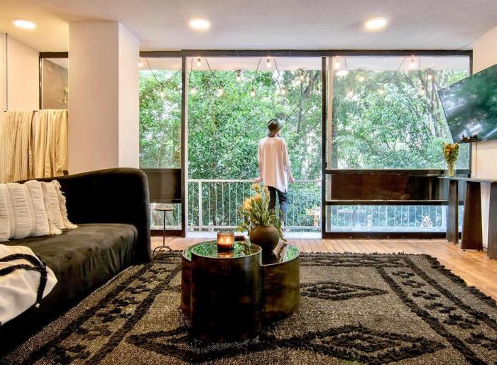 Beautiful Curated and Designed Flat plus Great Balcony
