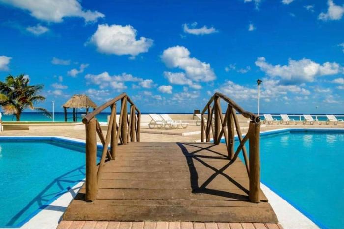 Brisas aparthotel en la playa