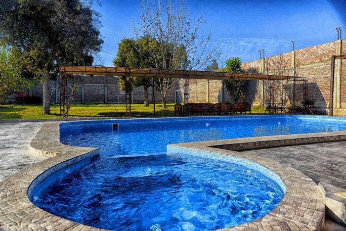 Amplia casa de campo con piscina