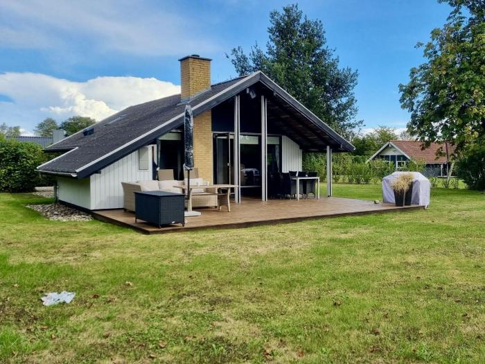 Ferienhaus-mit-Kamin-grossem-Garten-und-Strandnaehe