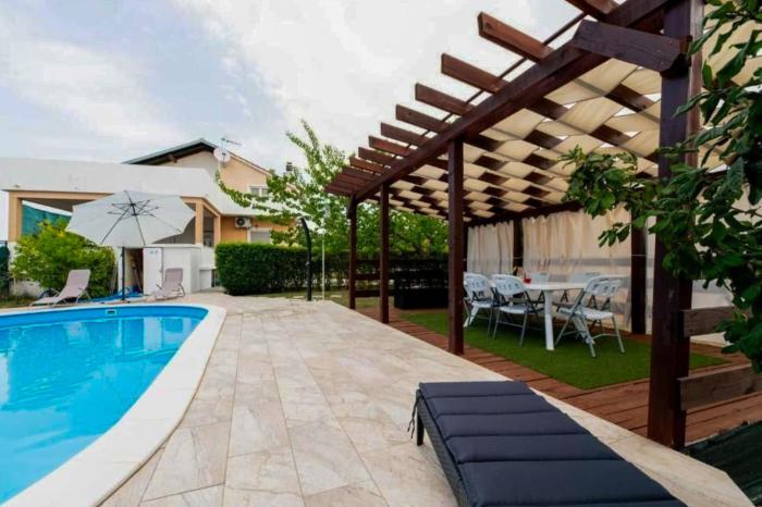 House Bistre with private pool