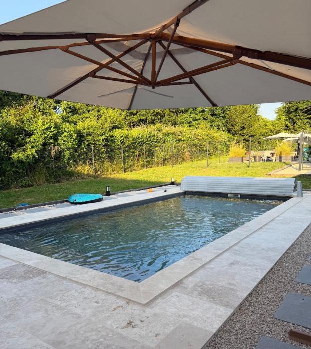 Chalet en bois indépendant, terrasse et accès piscine
