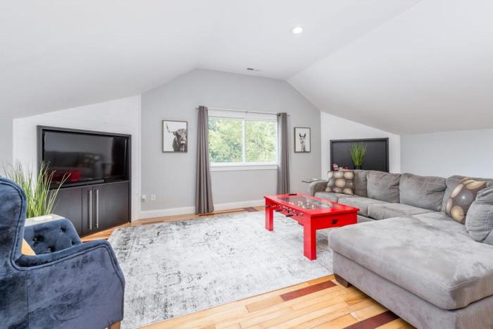 Old Lytle Cove Rd - Upper Unit