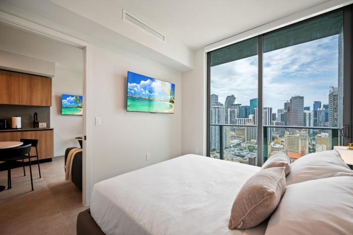 Luxury 1BR Den Suite Rooftop Pool Prime Location