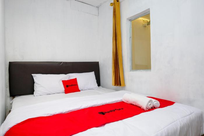 RedDoorz Syariah at Demangan 2 Jalan Dieng 5