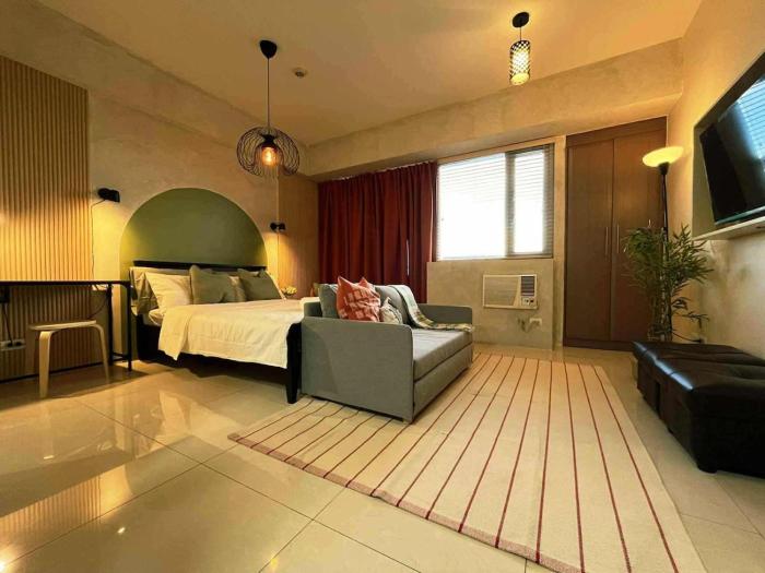 Cozy Studio One Palm Tree Near NAIA Balcony