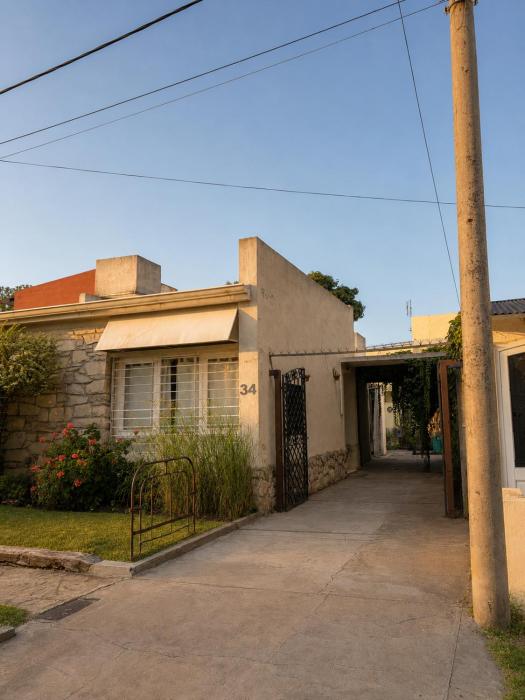CASA MENDIOLA, encantadora casa con patio privado, y pileta en jardín cerca de la Laguna