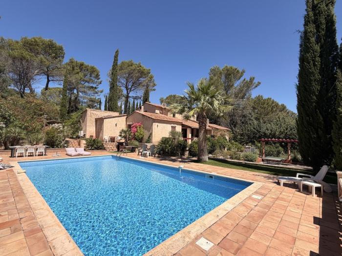 Villa au coeur de la nature, piscine et parking