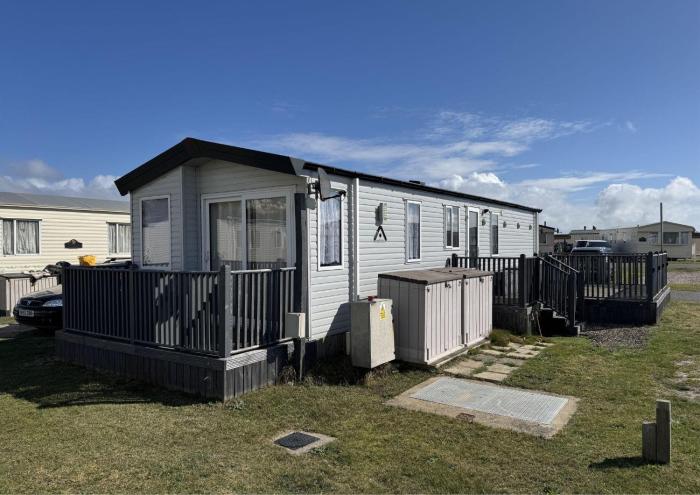 Homely Caravan With Decking At North Denes In Suffolk, Ref 40119And