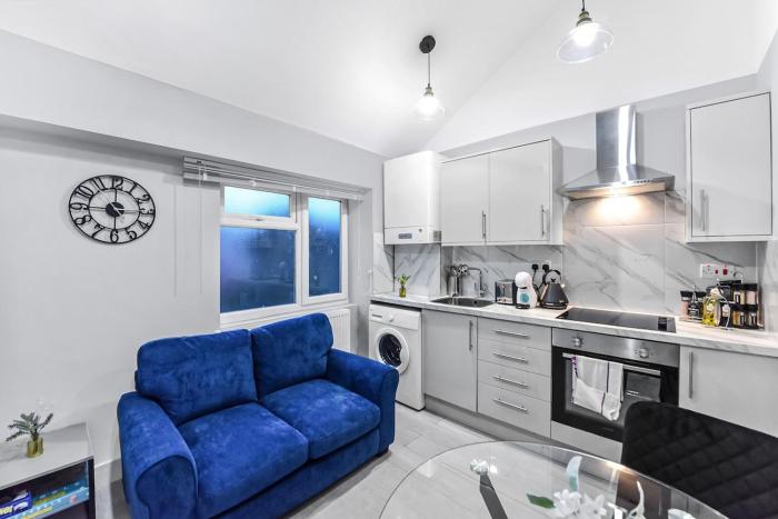 Convenient 1BR Flat with Kitchen Perfect for Two!