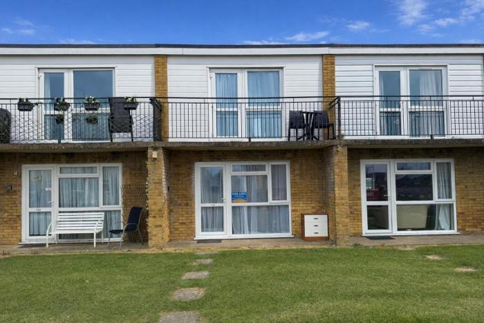 8 Berth Chalet To Hire In Hemsby Near Hemsby Beach Ref 18117B