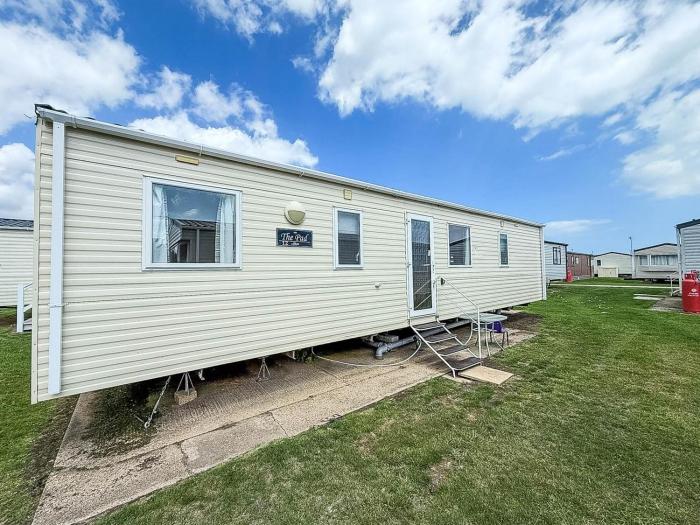 Cosy Caravan At Broadland Sands Holiday Park Ref 20012Bs