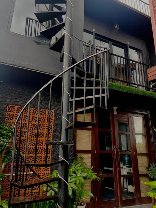 KUBU BLACK HOUSE
