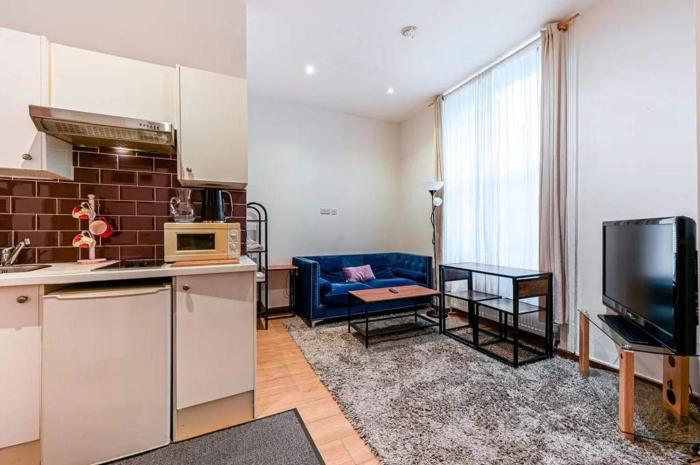 Earls Court Apt Sleeps 3 with Private Entrance