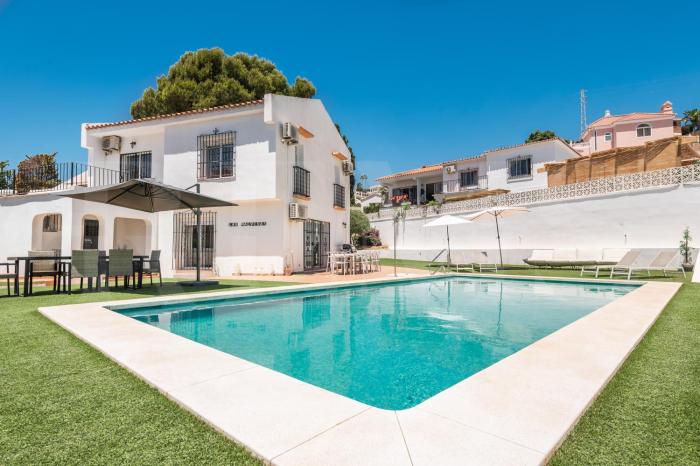 Relaxing Villa with Pool, Garden & Parking REMS