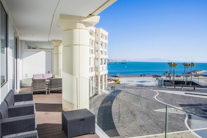 Crescent Luxury Retreat - Seafront Apartment Scala M