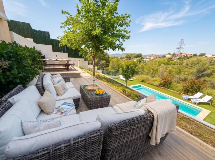 House with pool and barbecue, 25 minutes from the beach