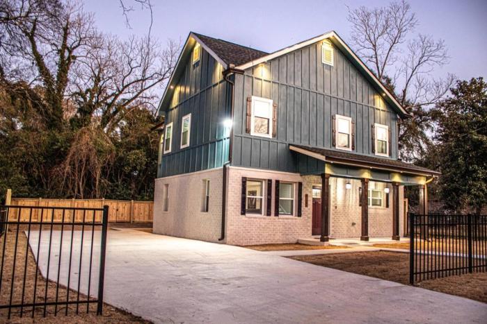 Spacious 5BR Home Sleeps 12 Pet Friendly