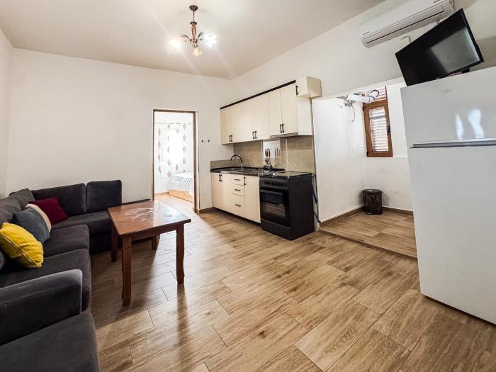 2-Bedroom Beach Apartment, 5 Min to Sea
