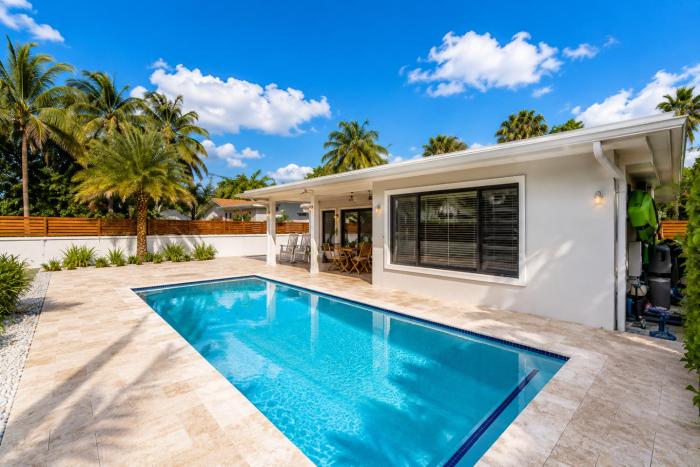 Waterfront Luxury 3BD Home With Pool & hot tub